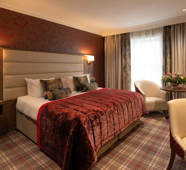 Classic double dexlue without props . close up bed 1 - Sligo Southern Hotel
